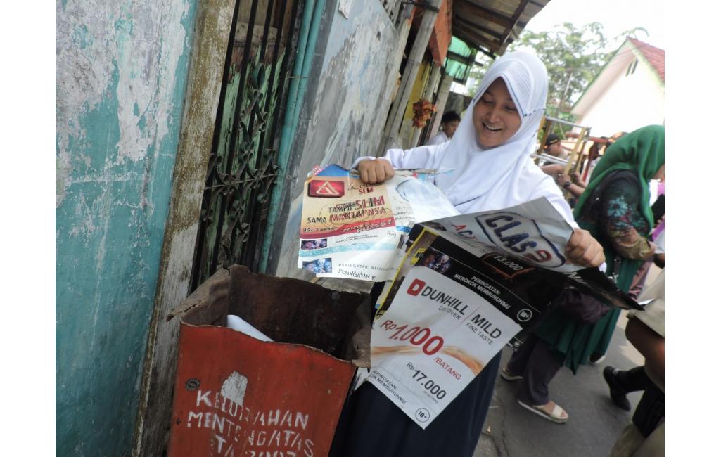 Video Aksi Penurunan Spanduk Iklan Rokok di Sekitar Sekolah