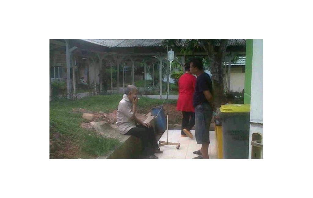 Asyik Isap Rokok, Pengunjung Rumah Sakit Kotabaru Langsung Kena Tegur