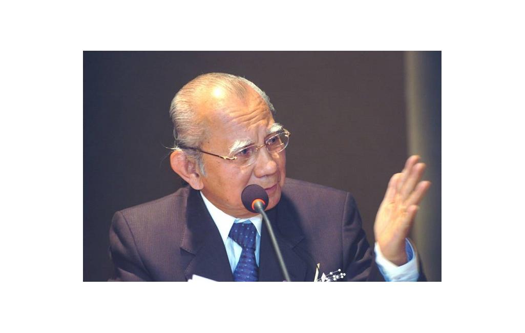Emil Salim Heran Menteri Perindustrian Dorong Industri Rokok