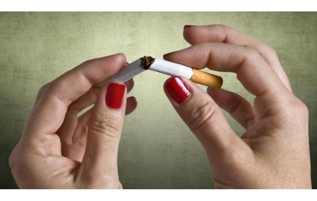 Walau Sesekali, Ada 4 Bahaya Rokok Bagi Wanita
