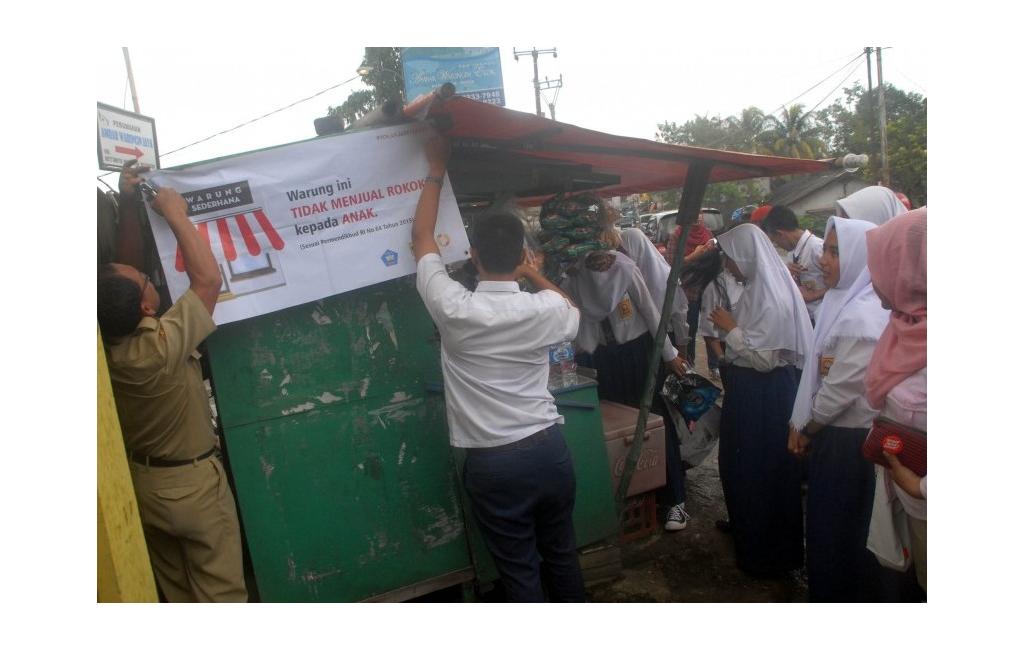 Iklan Rokok Sekitar Sekolah Masih Merajalela di Kota Mataram