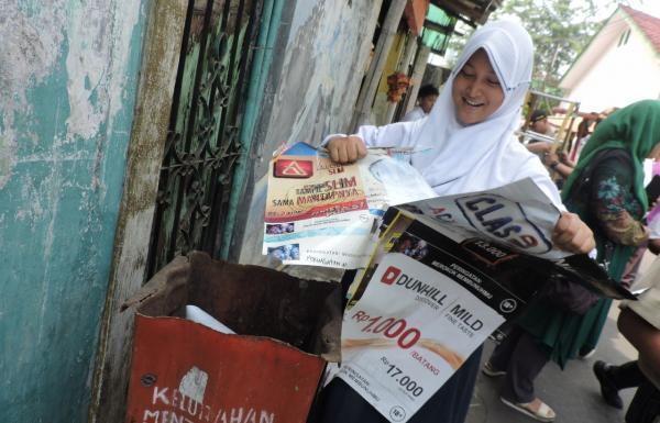 Video Aksi Penurunan Spanduk Iklan Rokok di Sekitar Sekolah