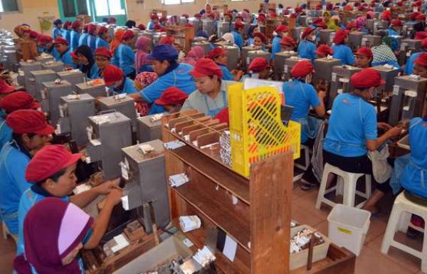 Picu PHK, Pembuatan Rokok Beralih Ke Mesinisasi