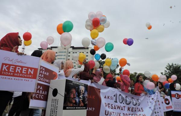 Aksi 10.000 Pesawat Kertas untuk Presiden