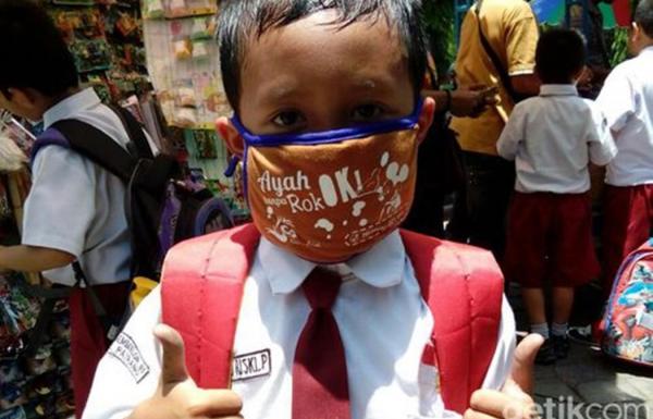 Mahasiswa Jember Kampanye Antirokok Melalui Masker 'Ken Arok'