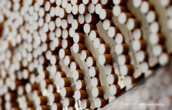 Tolak Pameran Mesin Rokok, Mahasiswa Bawa Rokok Raksasa